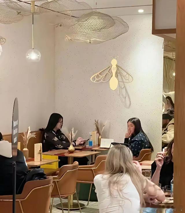 李湘王诗龄街头偶遇！网友惊呼：身材臃肿穿搭随意！