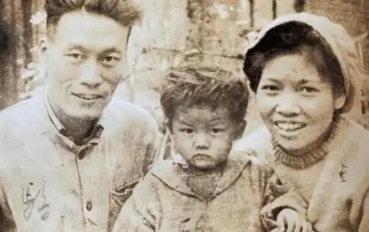 1937年4月，东北一家三口被日军押送刑场，即将执行死刑。父亲被日军斩首，5岁的