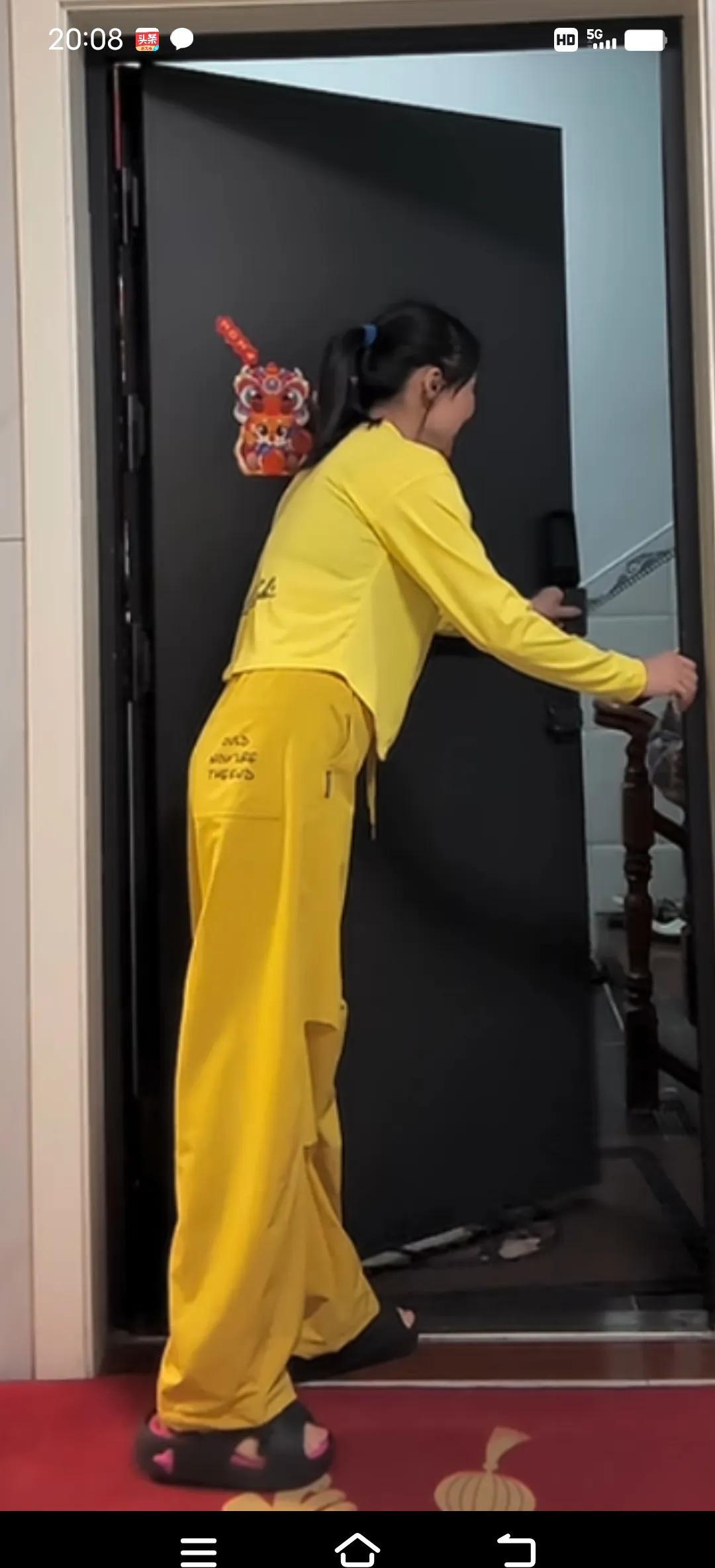 160万拆迁款到账，女儿一句“都给弟弟”差点把母亲气笑：手心手背都是肉，钱能分，