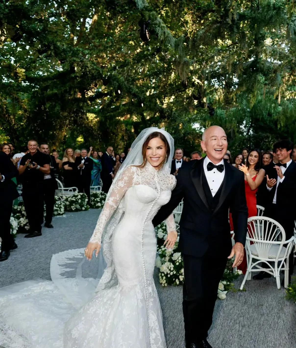 前世界首富贝佐斯和三婚的桑切斯完成世纪婚礼！！！这对61岁的科技大佬和55岁的
