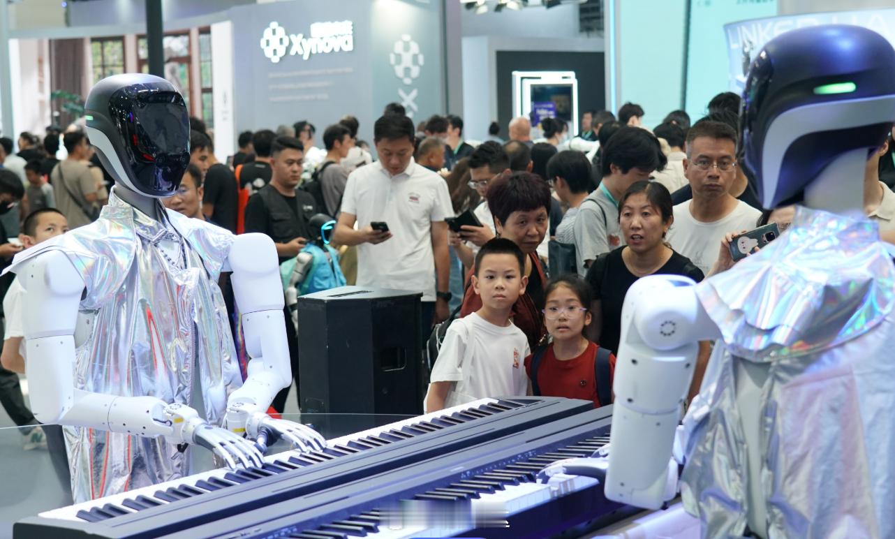 2026世界机器人大会，有个画面绝了：你跟对面那个"人"打乒乓球，几十个回合下来你出汗了，它不出汗，