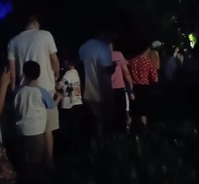 【重庆一小区发生触电悲剧物业回应：已配合调查】5月25日，据当地居民反映，重庆