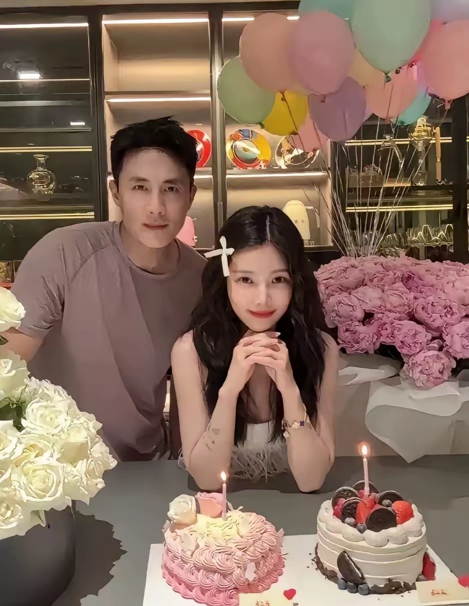 杜淳真的把妻子当女儿养了。看她这状态哪像快40岁的人啊，分明是长发披在胸前，忽闪