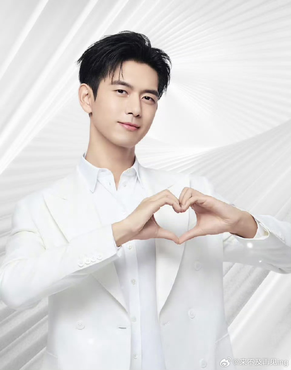 李现lxprada代言人李现风吹云动动的是青春年少的心露结为霜结的是银河两