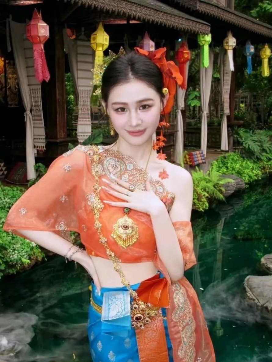 金靖瘦了之后五官都清晰了，现在眼睛好大