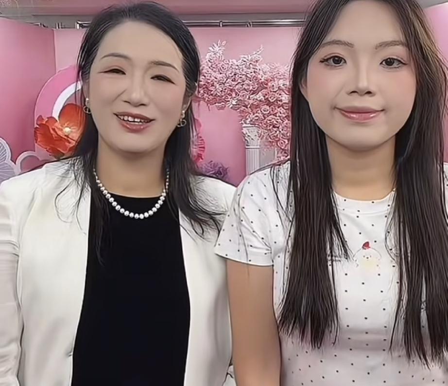 艺达说:已经给谢炜琳报班了这次许健华直播虽然她和谢炜琳是主角但是艺达在直播间