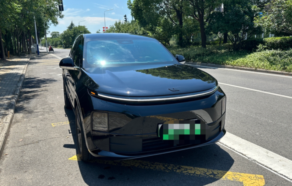 提车半个月用车体验车提了有半个月了，提车回来后买了一点小配件，贴了全车车衣，做