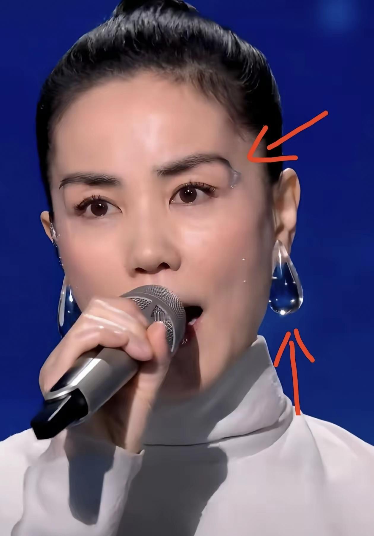 春晚最不能接受的就是57岁王菲了唱歌跑调就算了皮肤下垂也算了，但是把眉毛