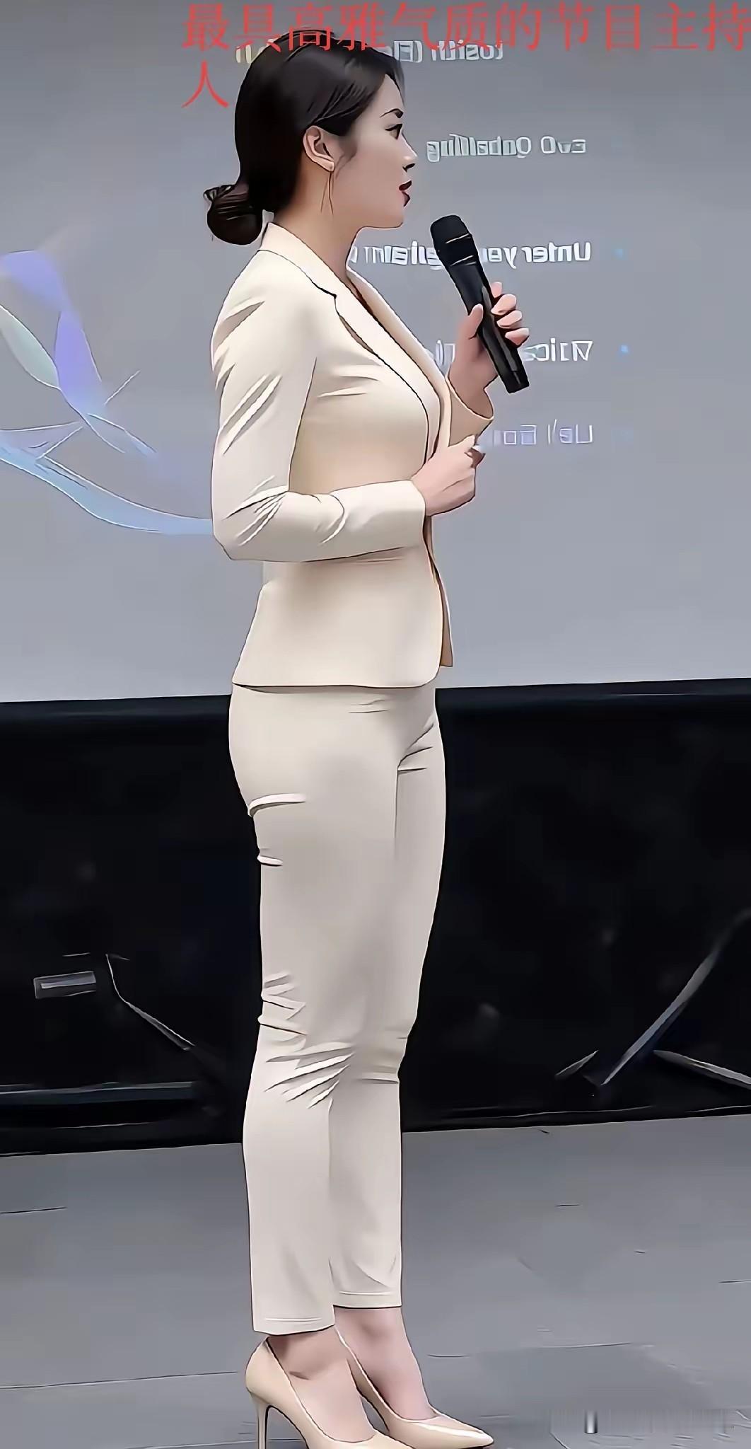 这是我见到的最有气质的一位女主持人，一身雪白笔挺的西服，包裹着一对高挺的风姿，嫩