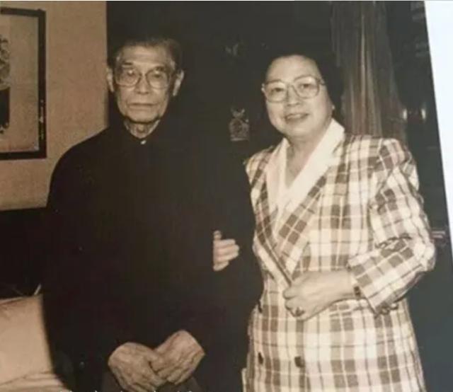 1934年，秦曼云叛变，致使上海地下党员几乎被连根拔起，毛主席对她恨得咬牙切齿，