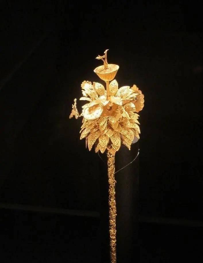 1995年，江阴一男子离世，留给妻子一个空木盒遗物。妻子握着樟木盒子的手都在