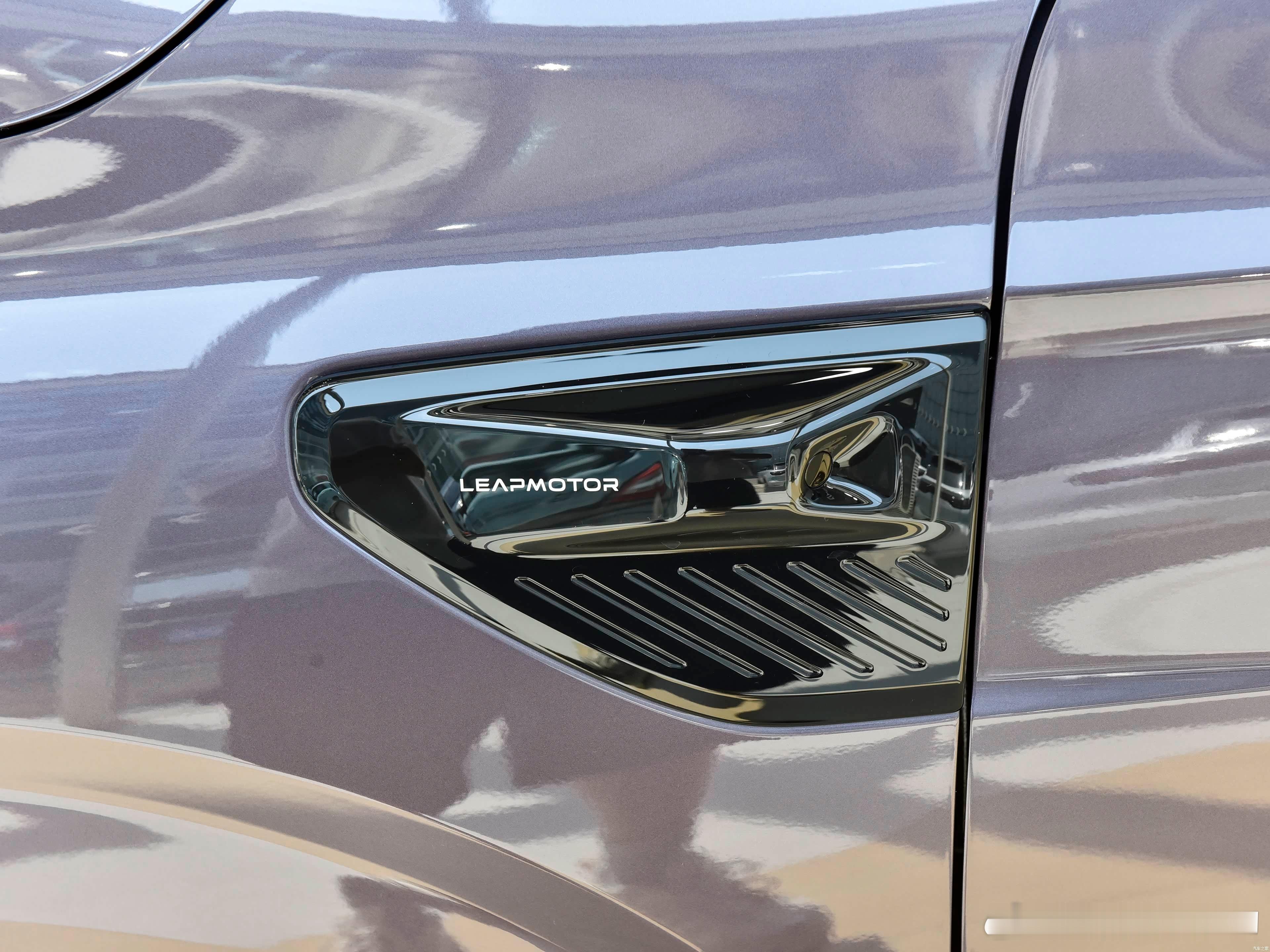 零跑这个翼子板“摄像头”给我看啥了，图1等红绿灯时刚好停我隔壁，我好一顿观察原来