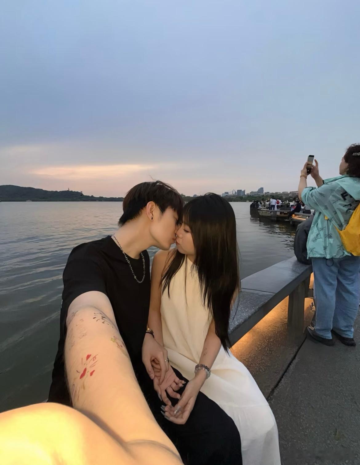 有人在海边拍照我们在海边相爱​​​