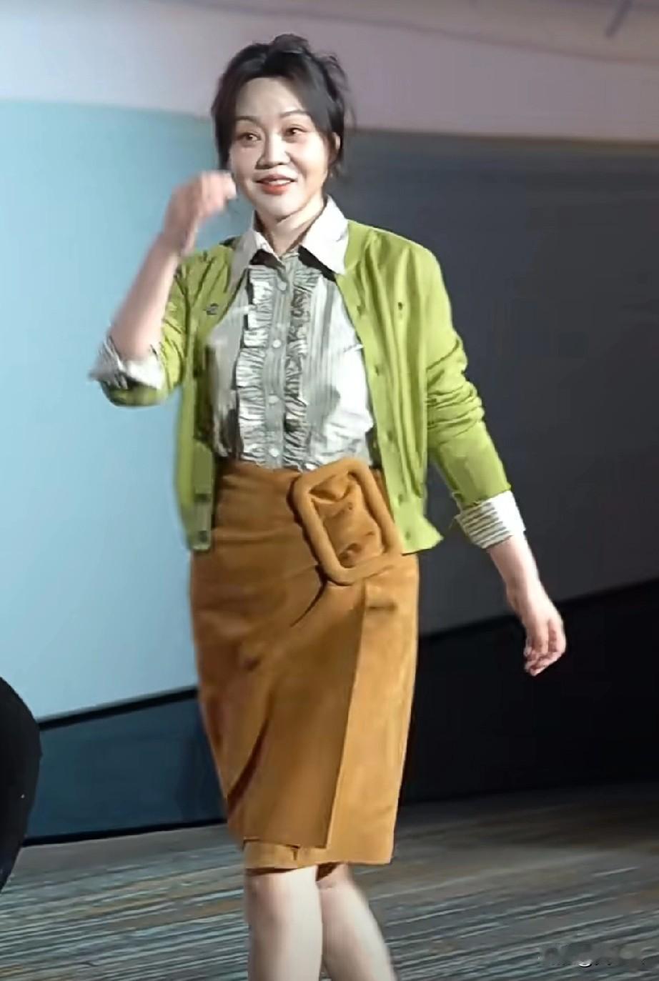 55岁闫妮状态如何？怎么越老越好看，越看越好看。三分醉，五分媚，二分好笑[