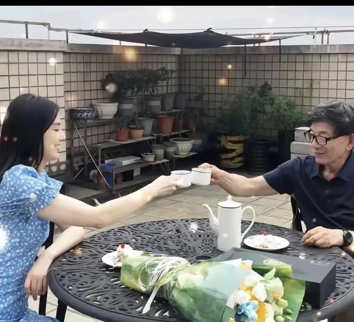 终于知道黄圣依面对强势的杨子，邓传理，性格还能那么从容淡定的原因了，因为她有一个