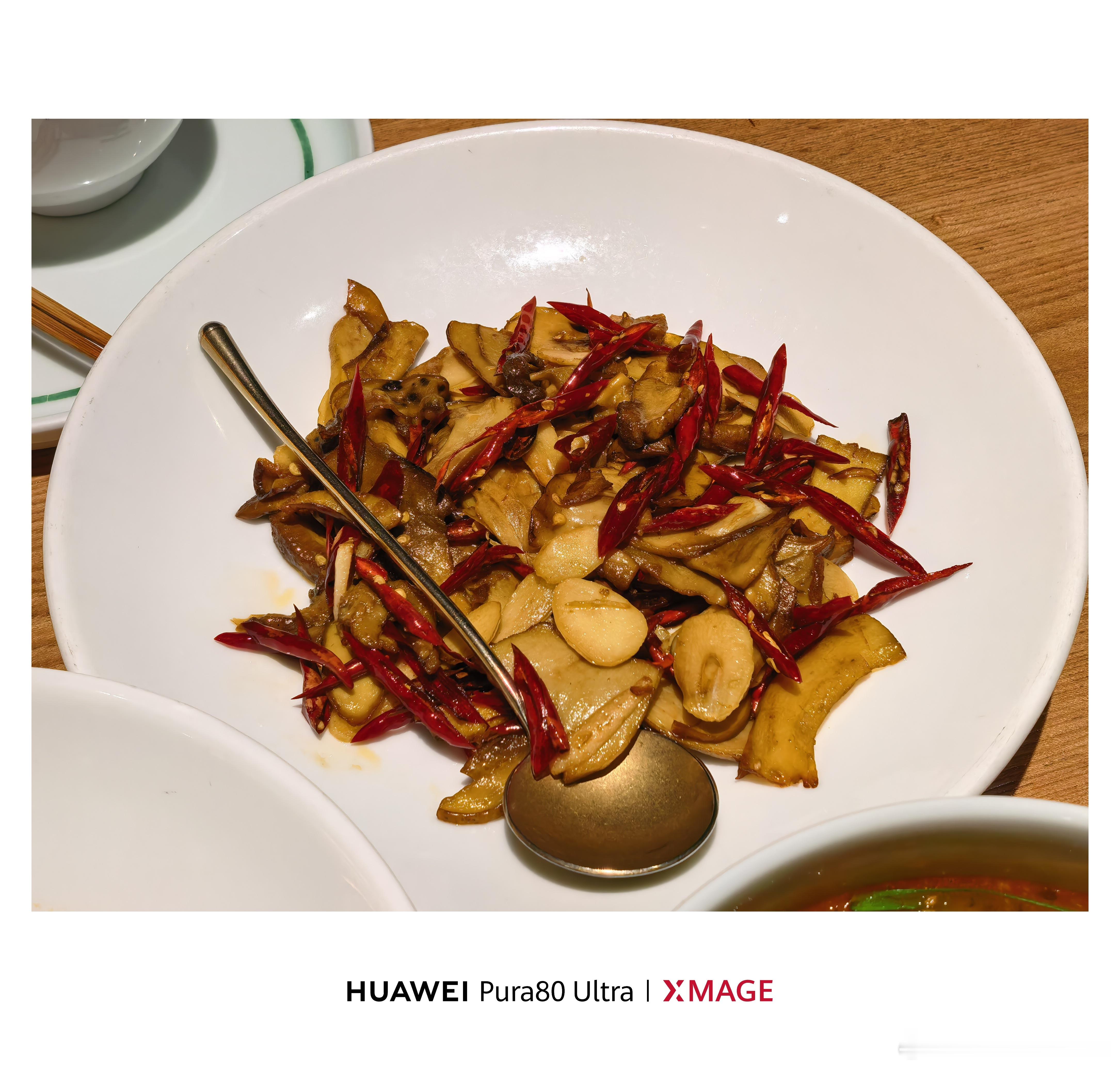 今天晚饭一坐一忘云南菜，香辣牛肝菌和小锅米线很开胃