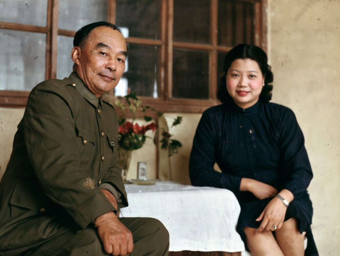 这张照片是国民党高级将领胡宗南（左侧）与妻子叶霞翟（右侧），胡宗南身着戎装，神态