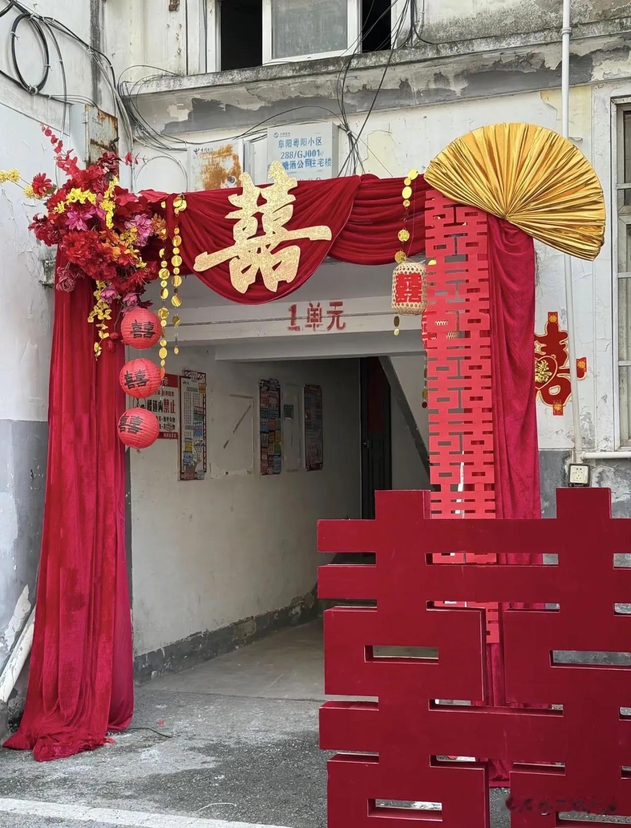 女孩和男友相处了三年，五一前商量婚事。娘家妈说婚房能不能加名占1%都行。男友爸说
