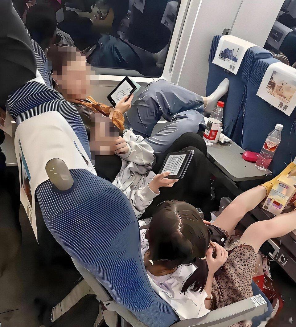 看到这一幕直接愣住了她们真的吗不会脸红吗​​​