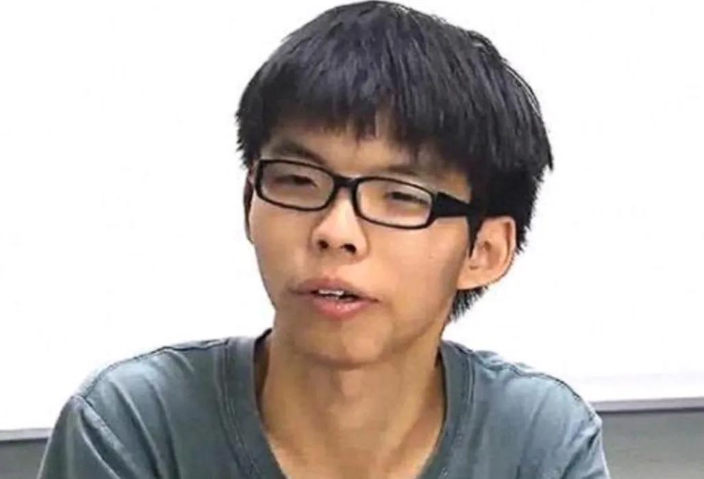 黄之锋在狱中被捕，他可真是这个刑期还没服满，就有另外一个刑期等着他。黄之锋在20