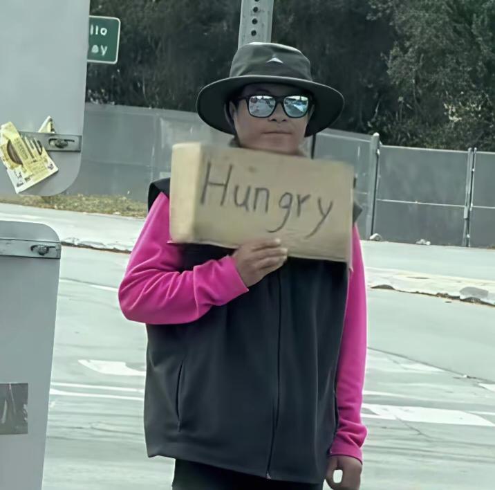 从“润人”标杆到街头乞讨，王伟恒的美式梦碎，这个在加州街头举着“Help”牌子乞