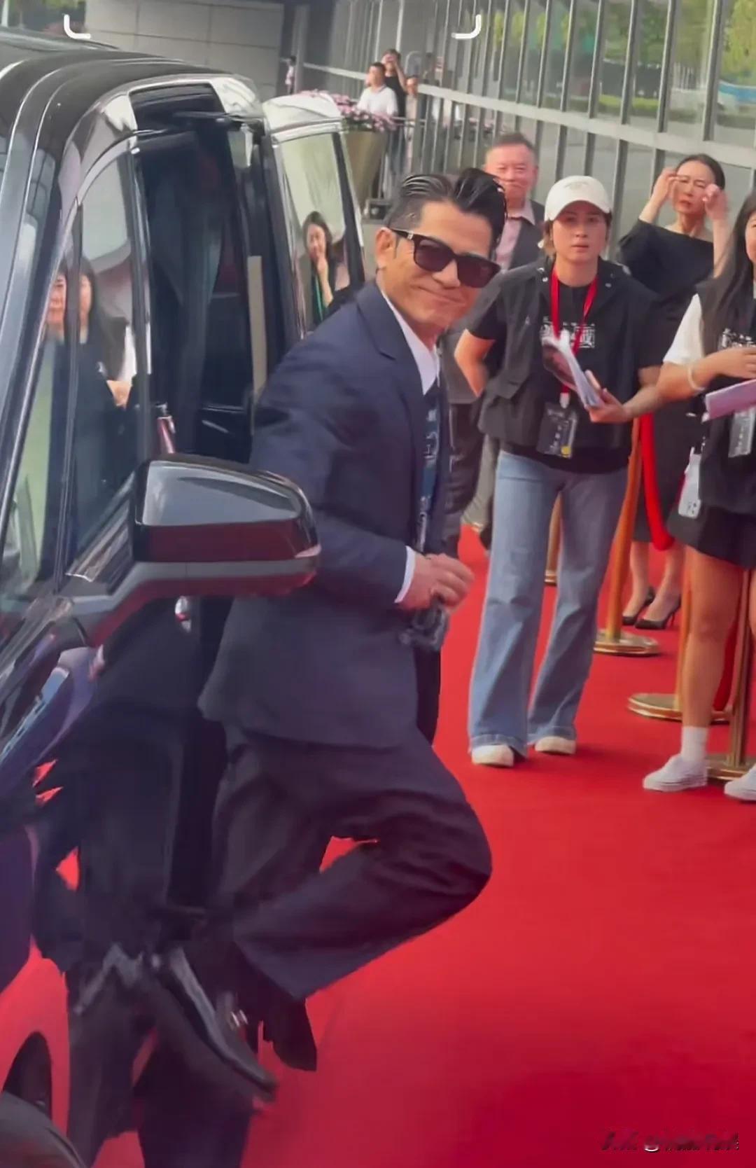 郭富城现身深圳，参加电影《寒战1994》的首映礼，天王就是天王，气场拉满！穿着