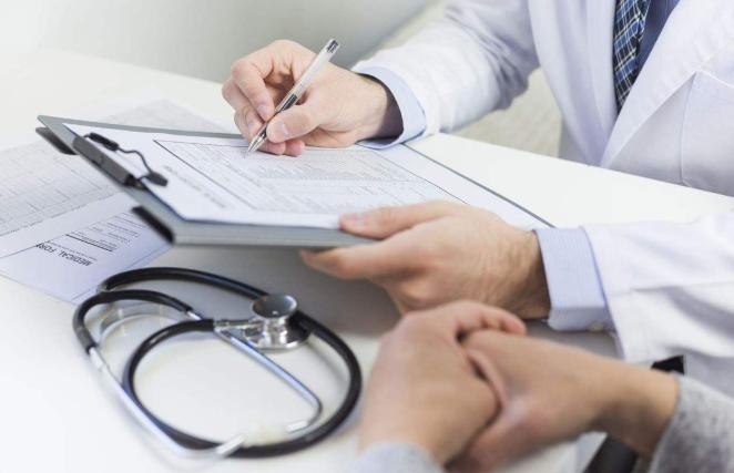 4月28日报道，一名常年抽烟的男子确诊慢阻肺后及时戒烟，身体状况一直保持平稳状态