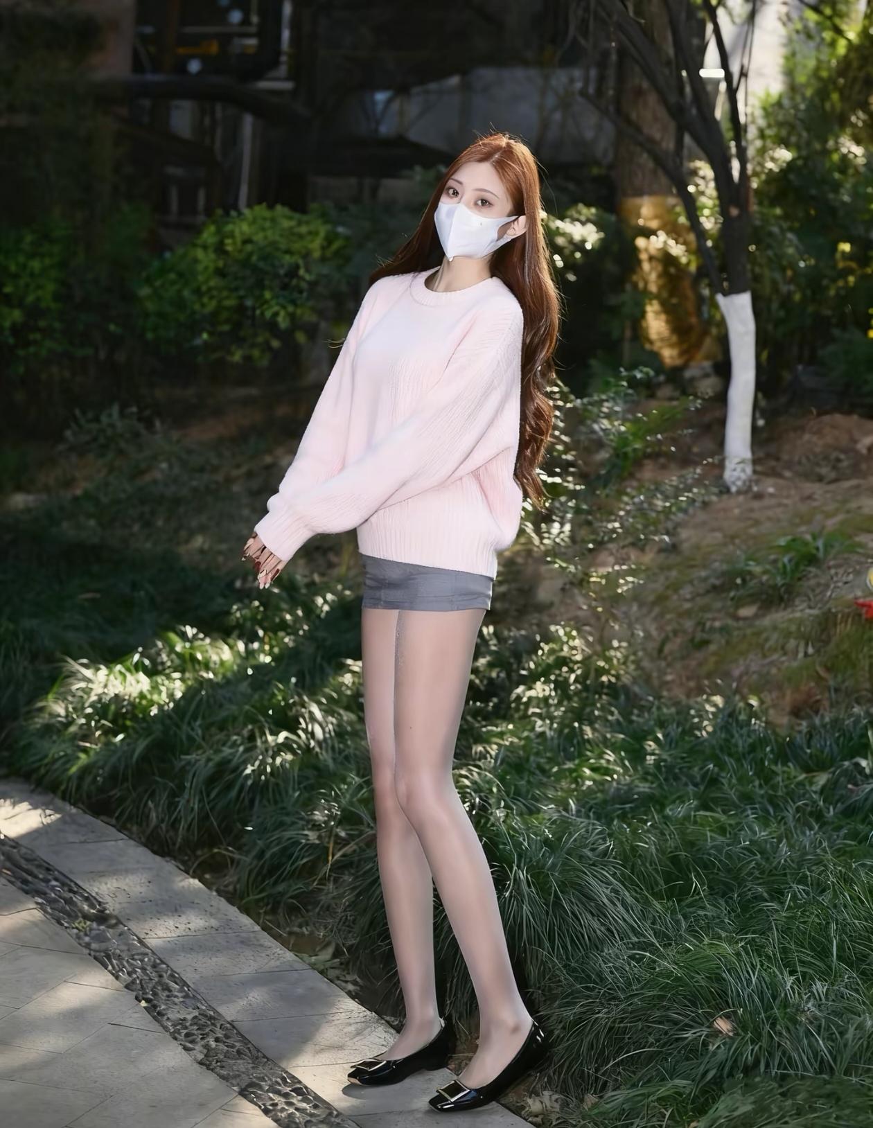 粉色毛衣+黑色皮鞋，简约时尚，轻松出街！🍂👗👠