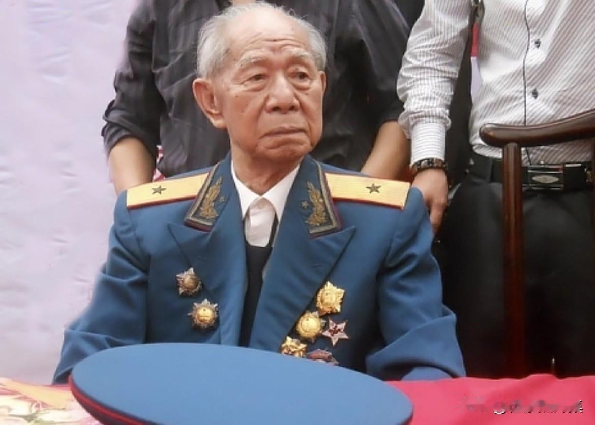 裴周玉晚年身穿授衔礼服的照片。1964年起，他调任新疆军区副政委兼生产建设兵团政