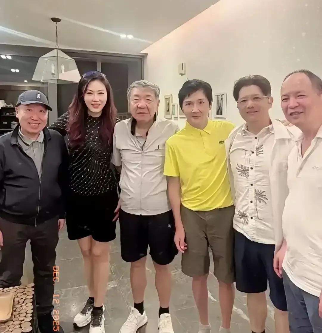 孙楠最新视频一出，评论区直接炸锅，脸紧得跟换了个人似的，眼角飞上去，下巴尖得能开