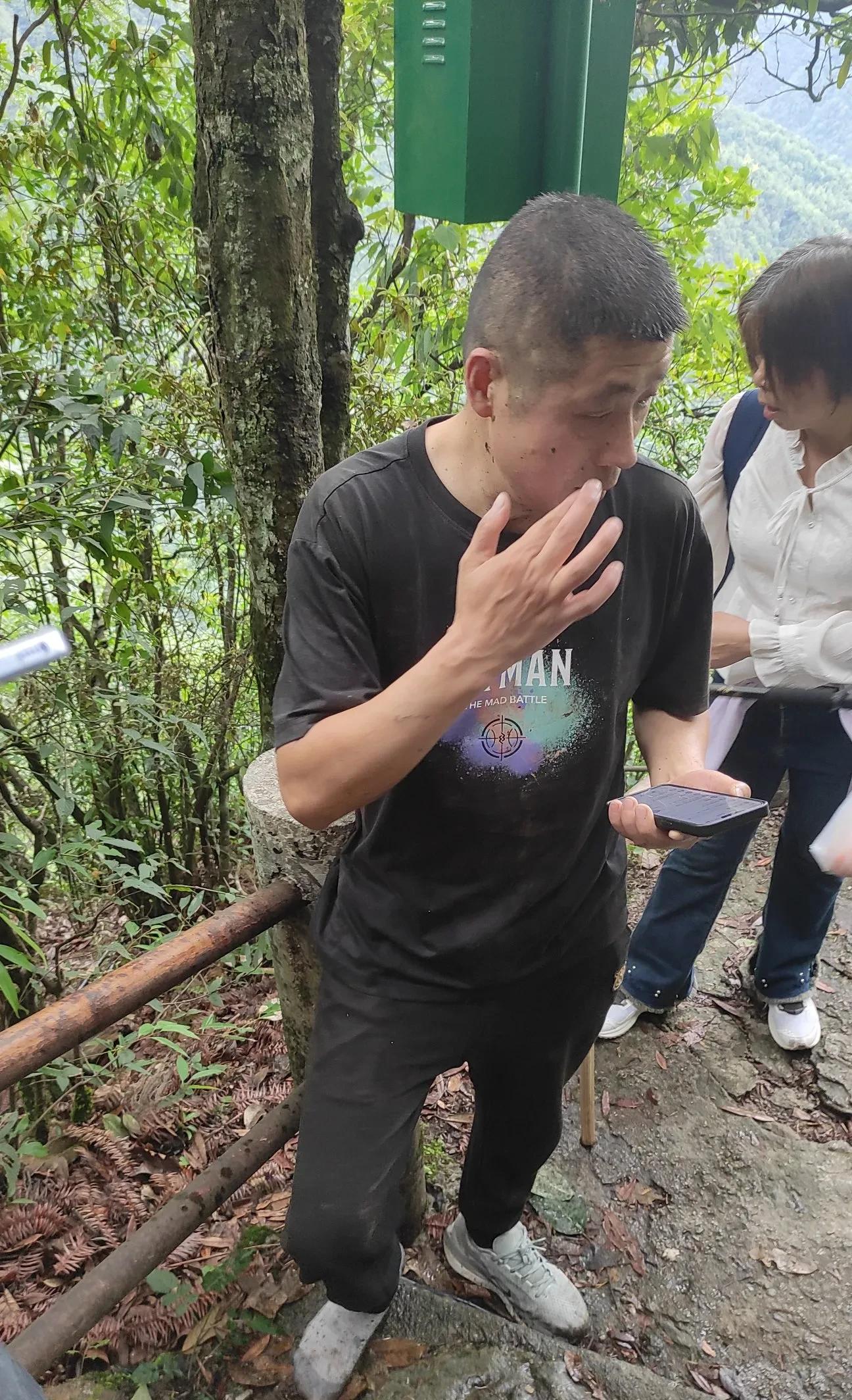 有人从梵净山景区摔下山去！今晨九点，梵净山景区发生一起意外事故：一名约五