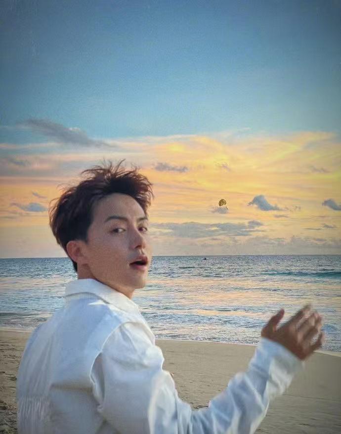 马天宇社恐？？？近日，演员马天宇在机场直播时被外国美女搭讪，引发热议。这位“