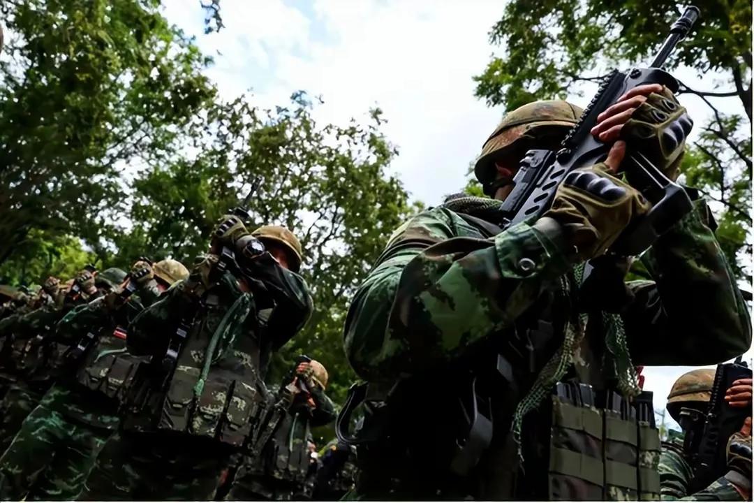东南亚濒临失控，越南军队大批赶往中国，中国周边乱不得南海的风浪从来就没消停过
