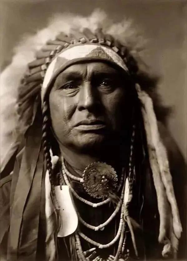 美国白人打不过印第安人，有多阴险？让印第安人死于“交友战”！美国白人损失惨重