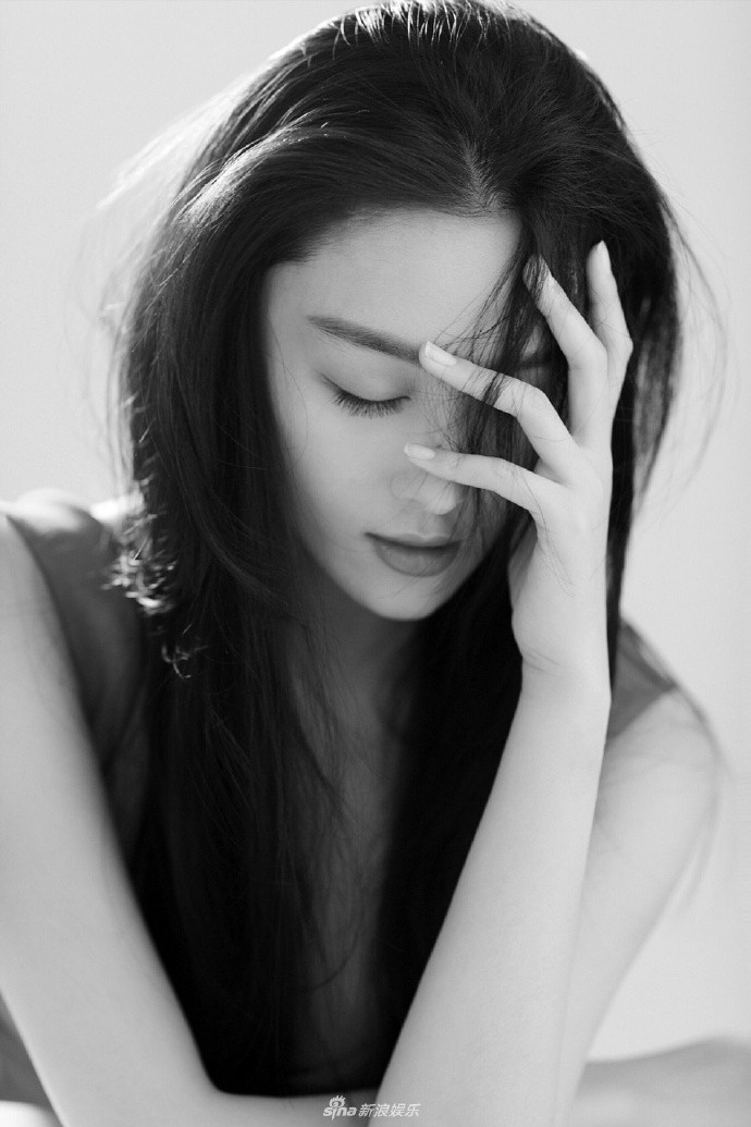 张馨予质感大片慵懒迷人眼神清澈温婉治愈娱乐​​​