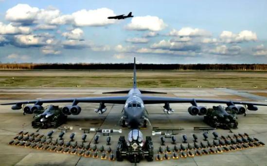 “从现在起，这片空域你们动不了！”当地时间1月10日，美军3架B-1B“枪骑兵”