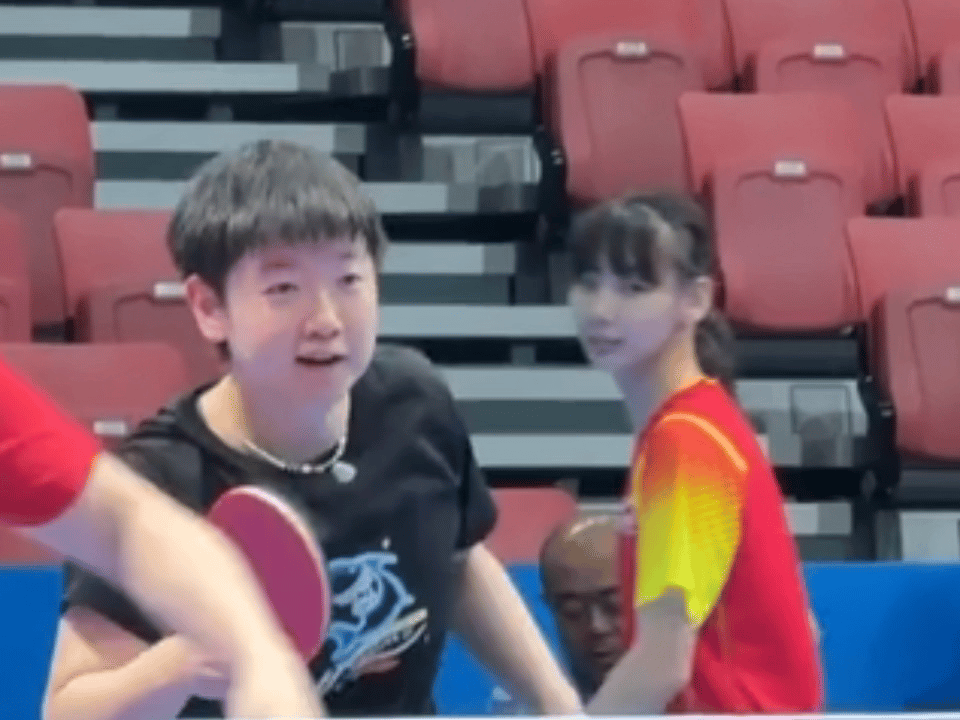 训练场萌娃孙颖莎上线🥰训练场捕捉一只软乎乎的莎莎！各种小表情可爱到犯规，嘟