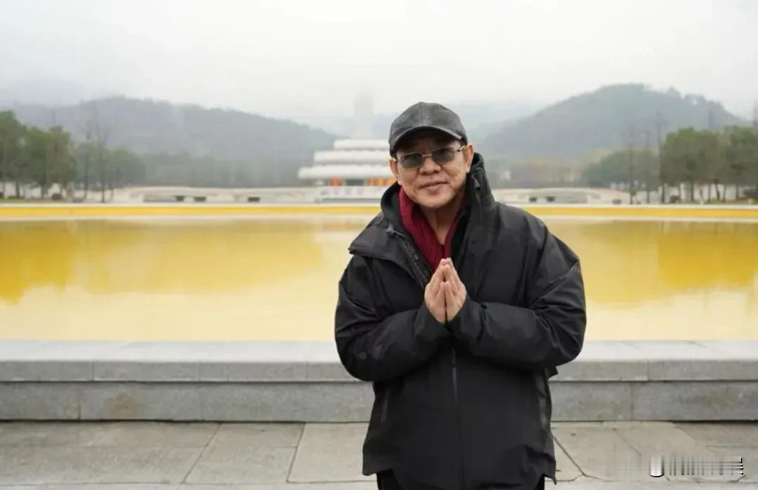 功夫明星李连杰现身佛教圣地九华山礼佛。他穿着大棉袄，戴着帽子，还围着红围巾，精