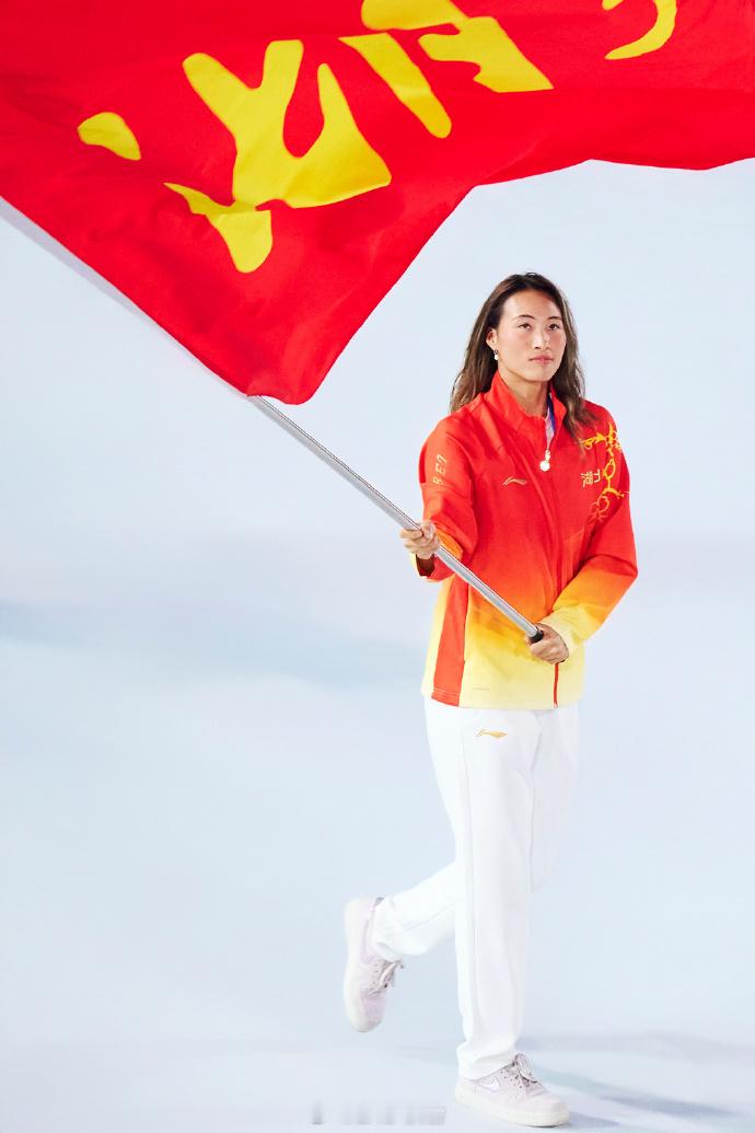 郑钦文因右肘伤势未愈，已退出第十五届全运会网球比赛。医疗团队评估认为其伤情无法满