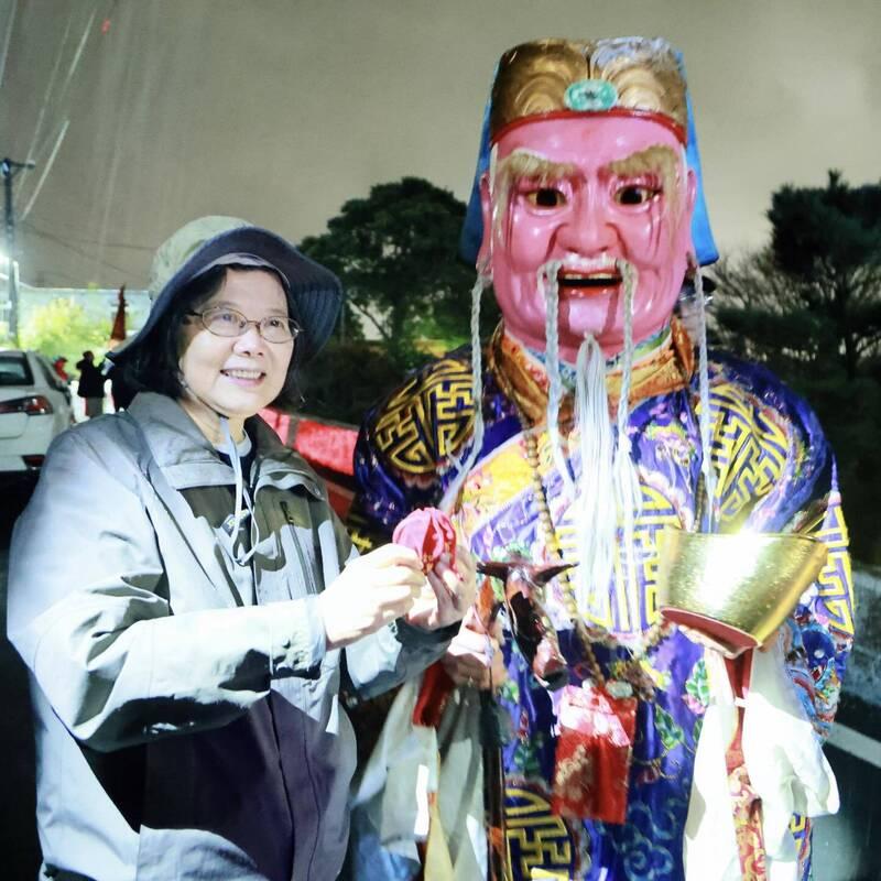 有谁认识这个神明？蔡英文想让他保佑台湾昨天的元宵节，各位去哪里了元宵节一