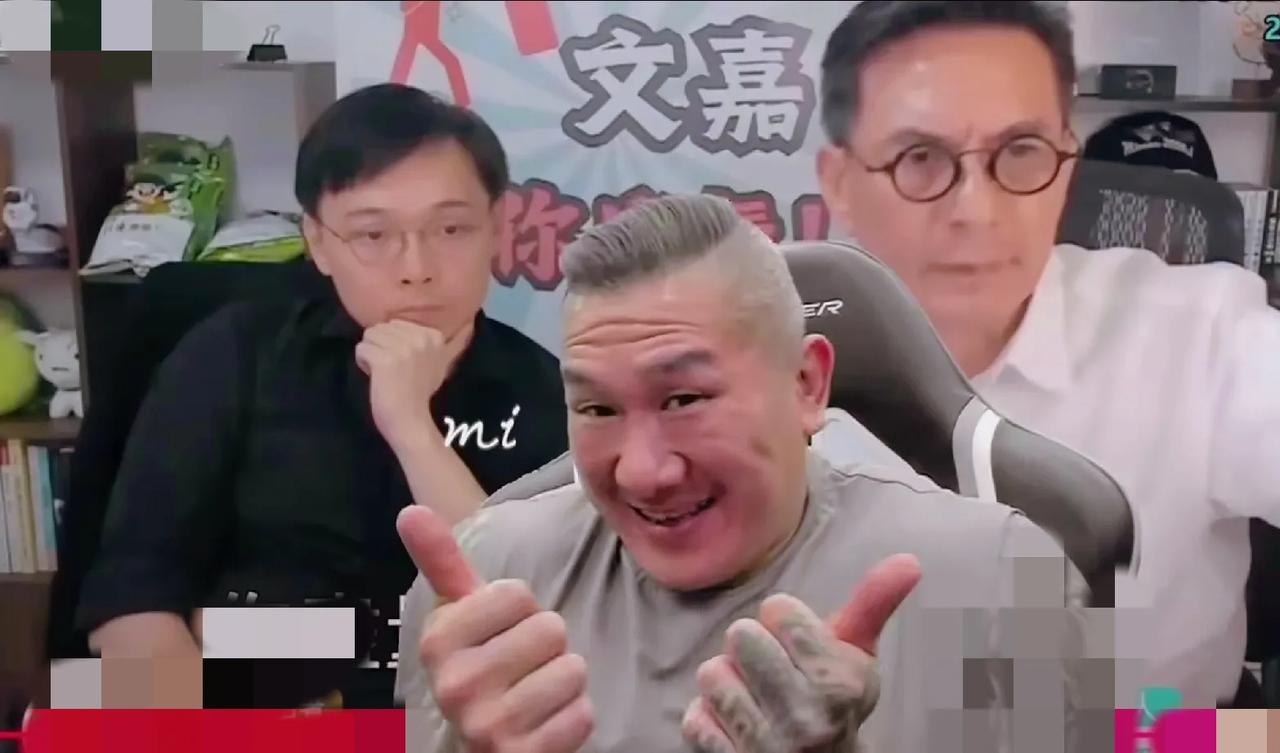 黄光芹说：馆长最近成了让她睡不着觉的男人。然后画风一转说道，“馆长配合蓝白促成大