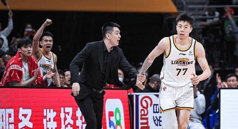 杨鸣说出很中肯心里话，不愧是cba以德服人的名帅，张镇麟转会上海后采访直言：杨鸣