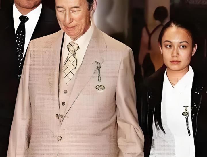 2007年，85岁的赌王中风入院，貌不惊人的小护士邓咏诗，愿给赌王擦身体。结果没