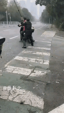 保安拿着大棍子，追着外卖小哥打，棍子都打折了。外卖小哥也不含糊，把电动车停下来