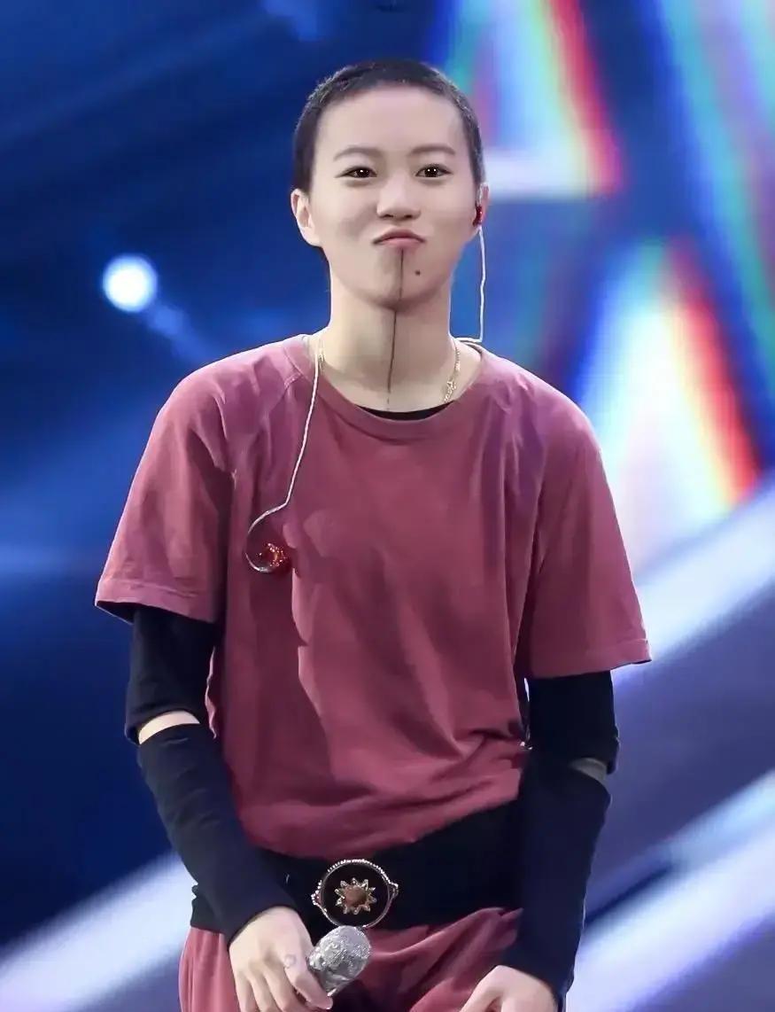 八岁，她亲爹是窦唯。但每天在校门口等她的，是李亚鹏。不是摆拍。是整整十年的