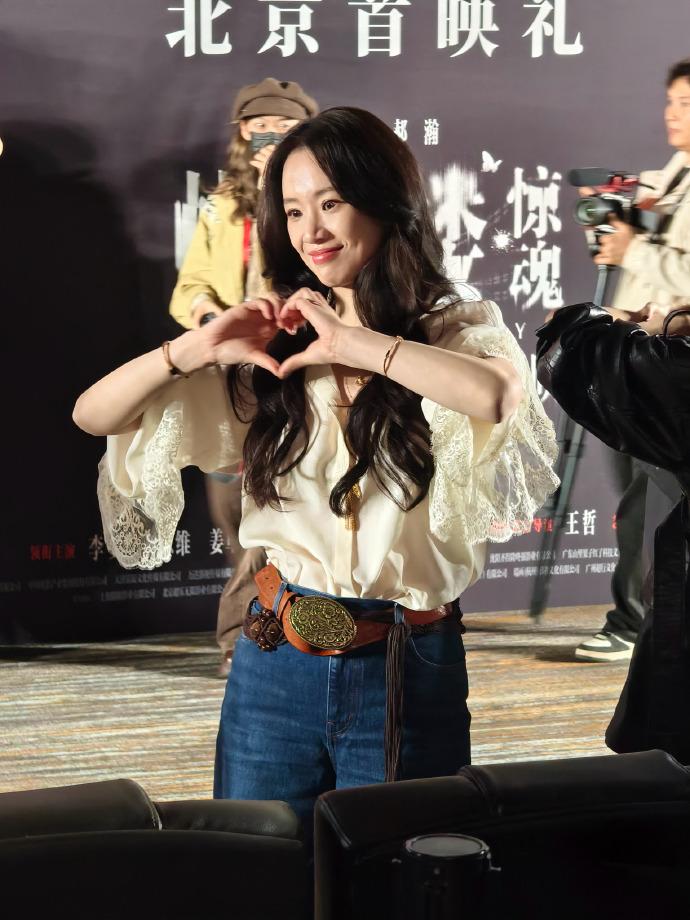 最近李梦在宣传新片的时候搭配的很简洁，看上去年轻又迷人，真的好美。李梦上身穿