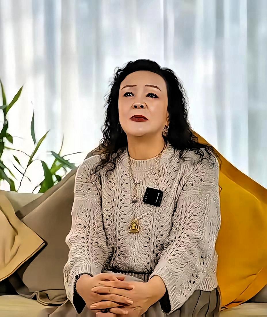 老太太把房子改了，空屋变衣柜，谁也没问。她想清静，这就够了。家里人都在看，觉得这