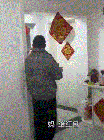 笑不活了，安徽，一小伙和妻子回家过年，结果刚进屋，小伙就走到爸爸面前，并从包里掏