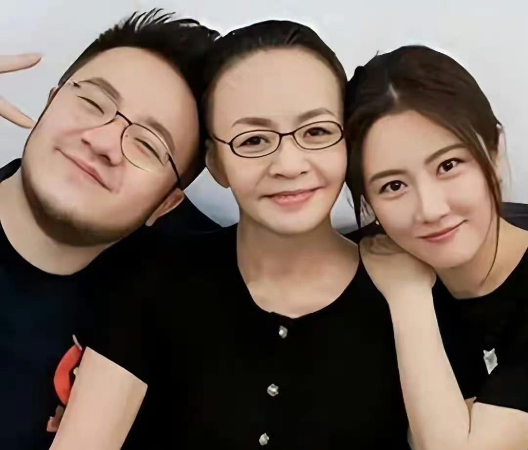 网传宋丹丹65岁做了财产信托公证，说法挺炸：身家厚，巴图小两口每月30万，俩孙子