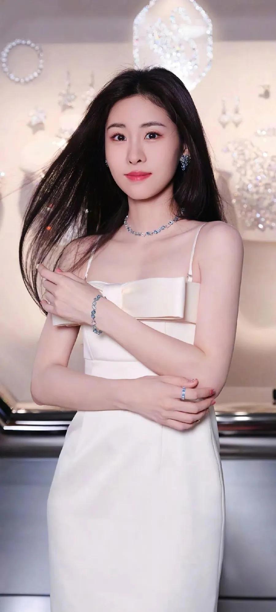 张碧晨吊带白裙造型，美到心巴上张碧晨一袭吊带抹胸白裙亮相，简直是行走的“白